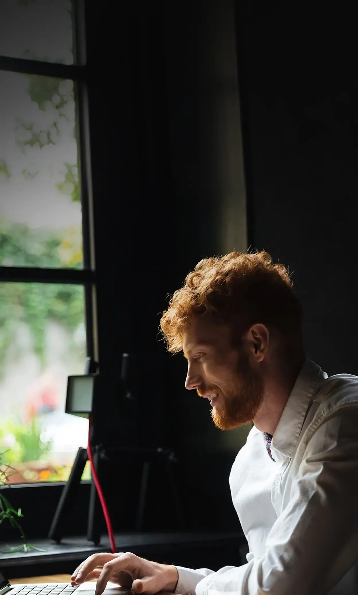 мужчина с очками